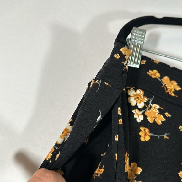 Torrid Black & Yellow Floral Paperbag Crop Pants - Picture 7 of 9